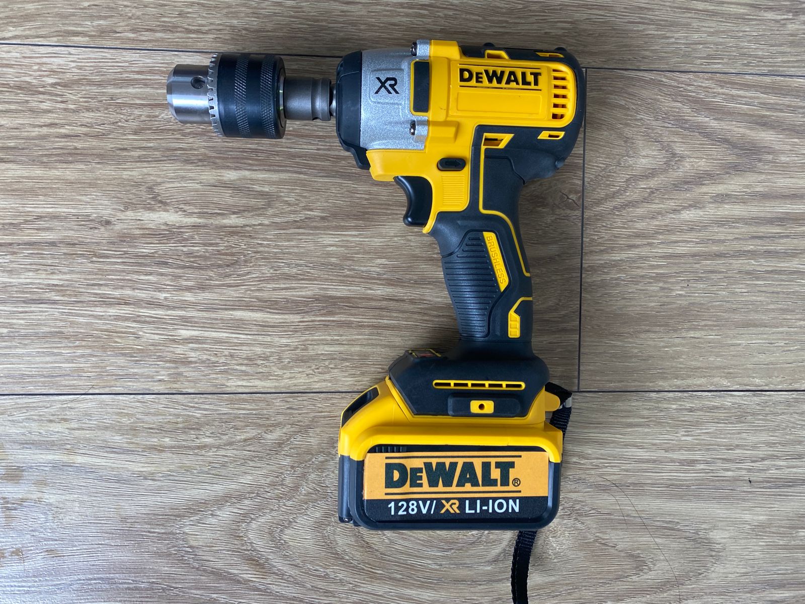 LLAVE DE IMPACTO 128V CON MANDRIL DEWALT